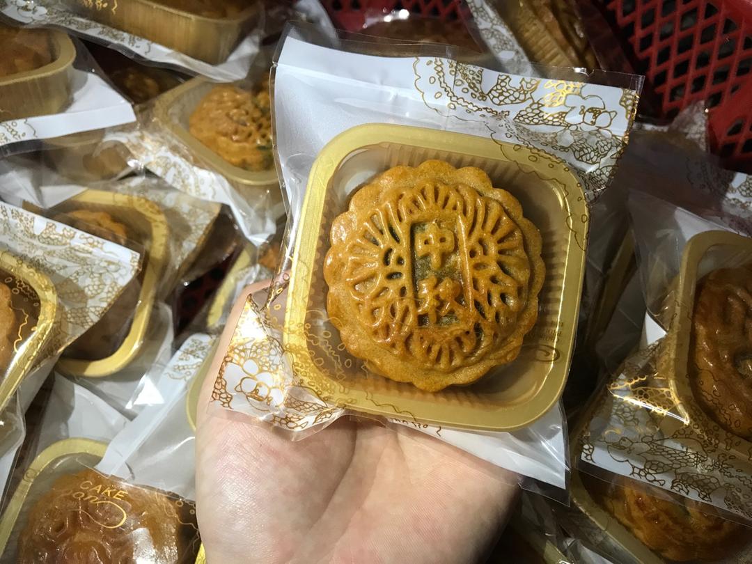 广式月饼－－蛋黄豆沙月饼