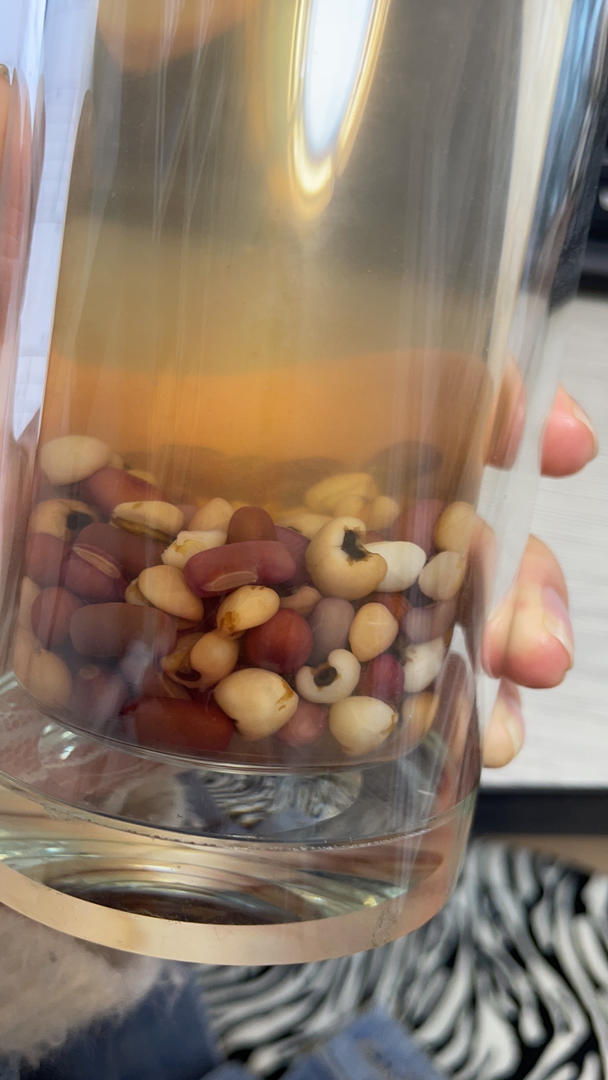 小姨妈炒薏仁和赤小豆（又到需要强力祛湿的时候，薏仁赤小豆煲水很多人都知道是祛湿佳品，但煮水之前的食材处理，务必小心）