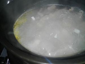椰子煲鸡汤的做法 步骤3