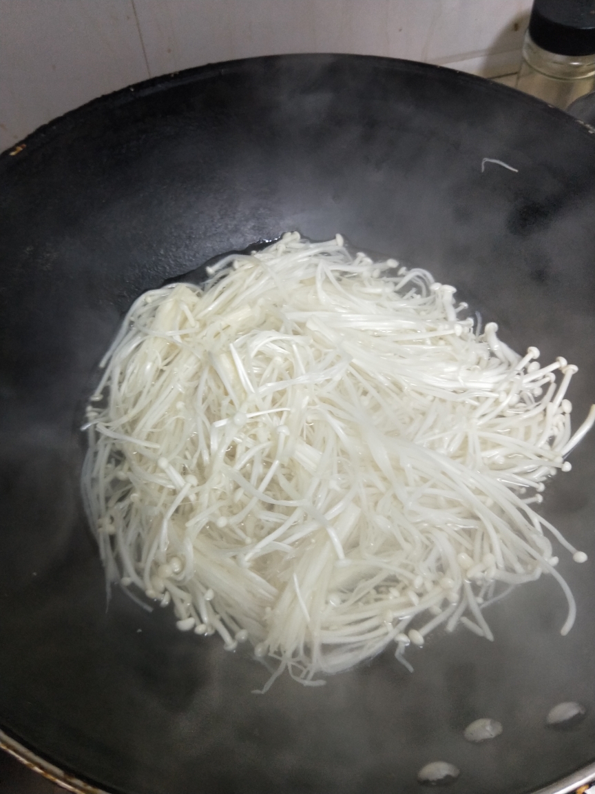 减脂餐——无油咖喱金针菇的做法 步骤3