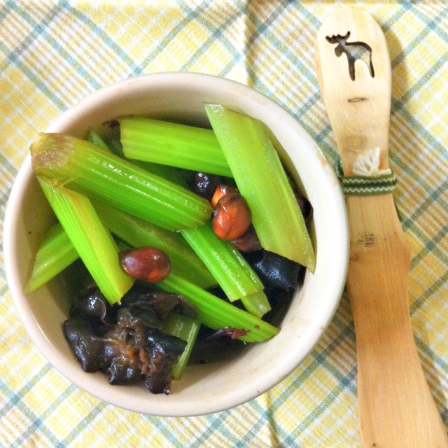 凉拌香芹花生木耳