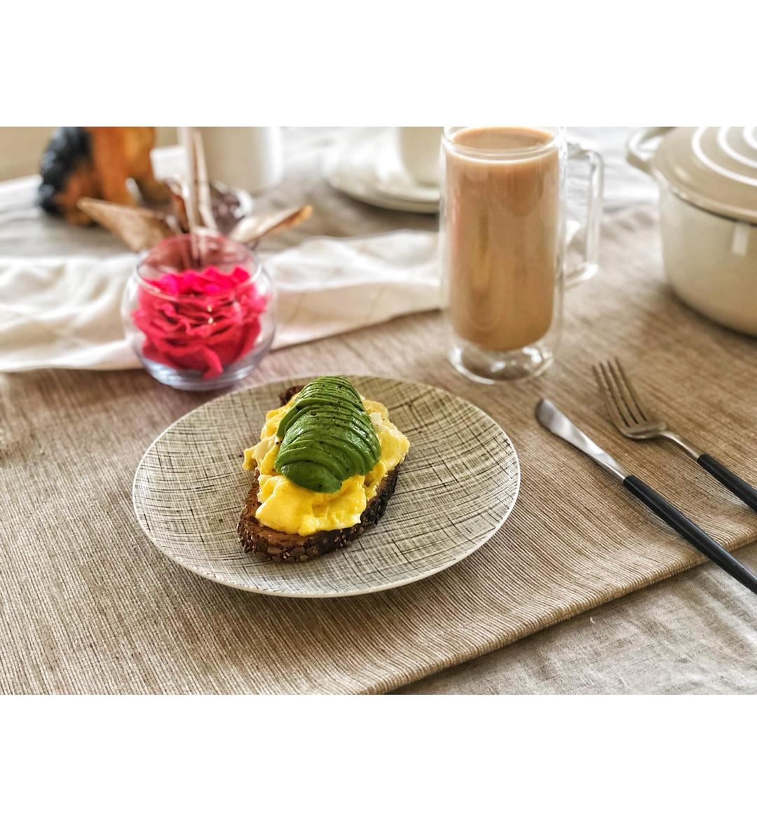 海鲜布里滑蛋开放三明治