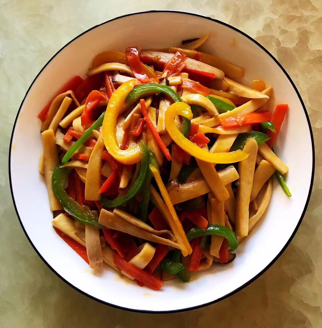 小猪珠爱烘焙做的小杏鲍菇炒彩椒痛风患者可以放心吃