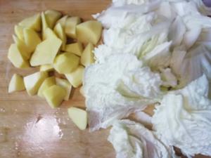 「老少皆宜」白菜炖土豆的做法 步骤6