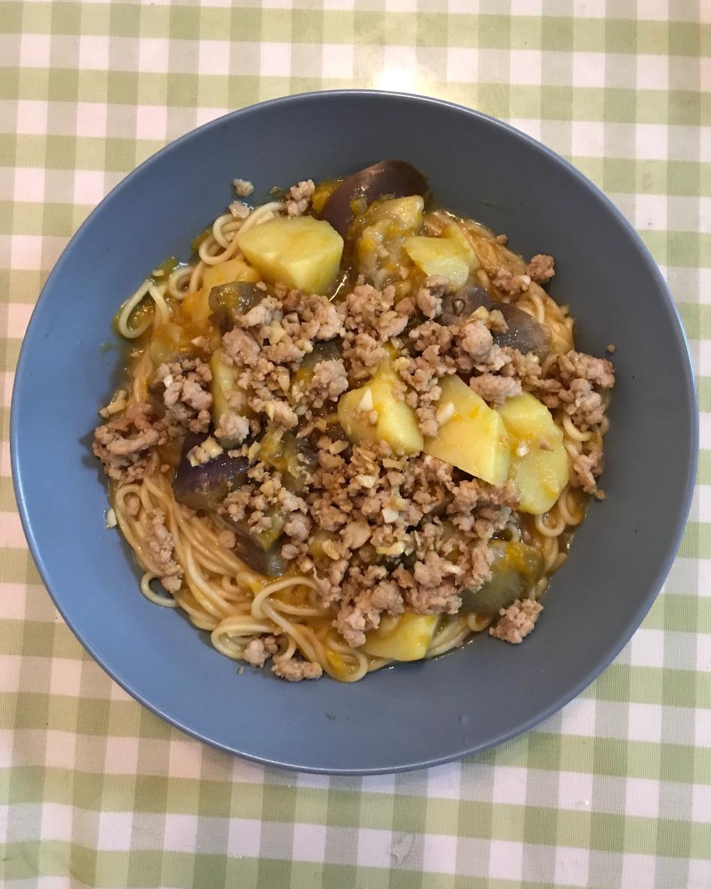 五花肉豆角土豆焖面