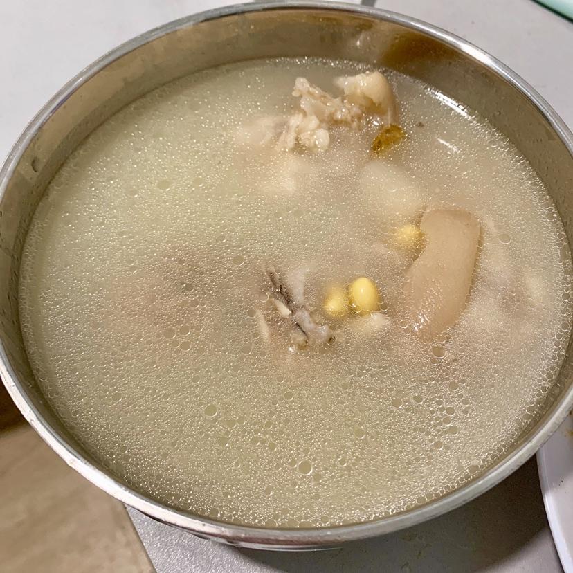 黄豆花生猪脚汤