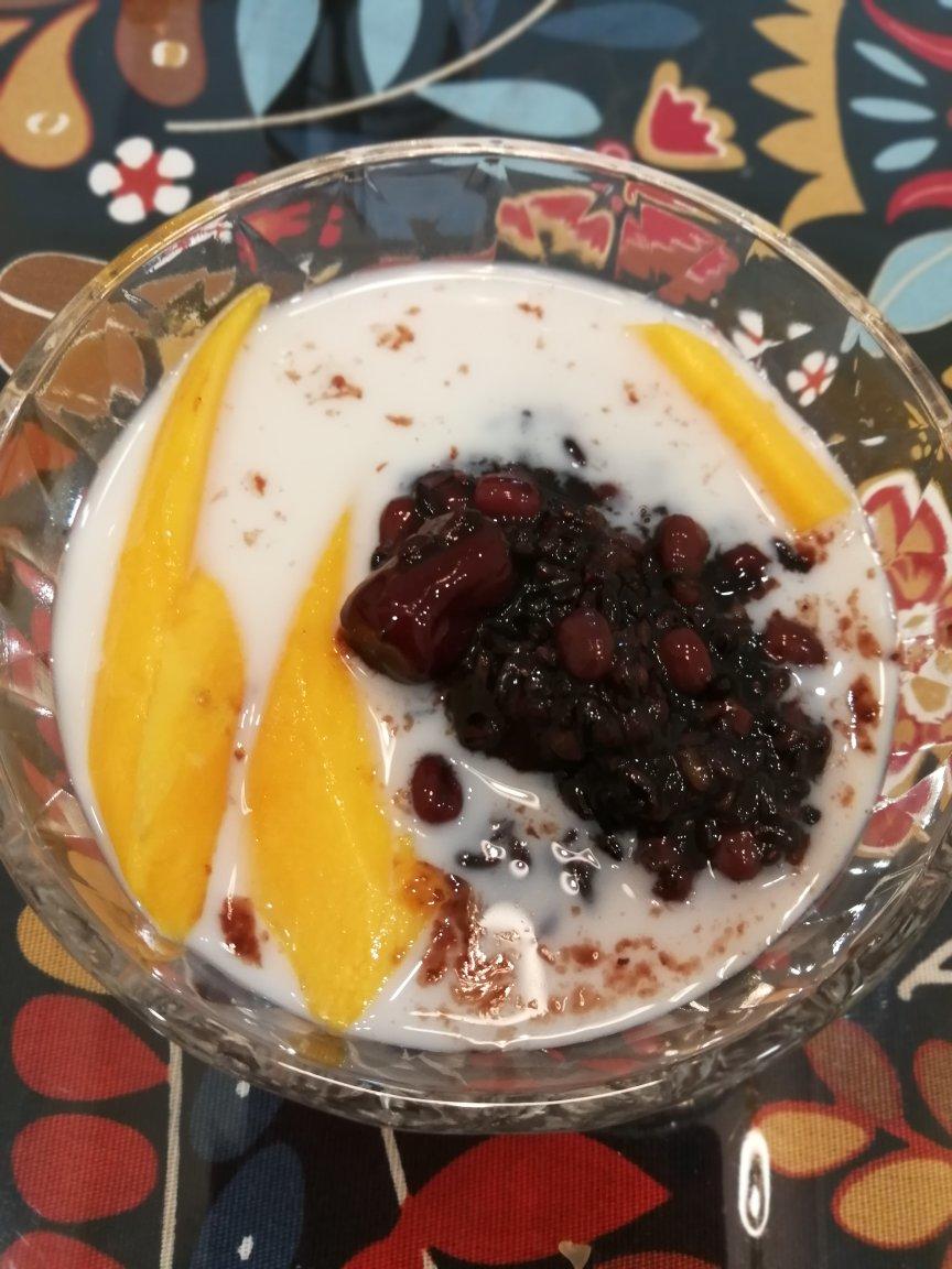 在家自制满记甜品--芒果椰汁黑糯米