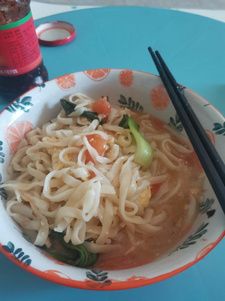 再也没煮过方便面-西红柿热汤面
