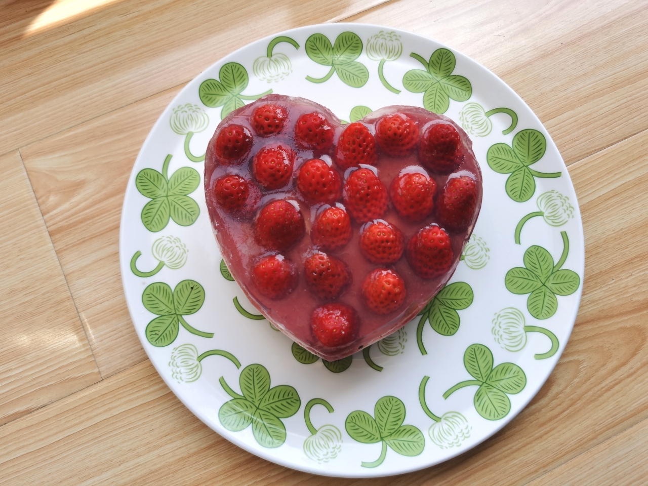 送给情人最窝心的礼物 草莓心形慕斯蛋糕