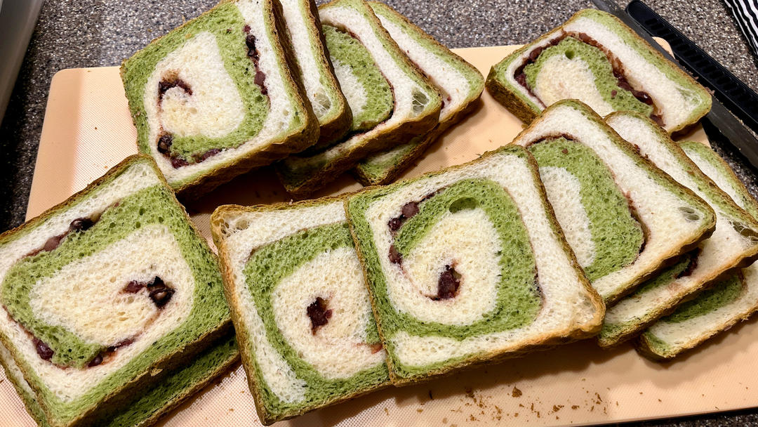 清香柔软的抹茶红豆吐司