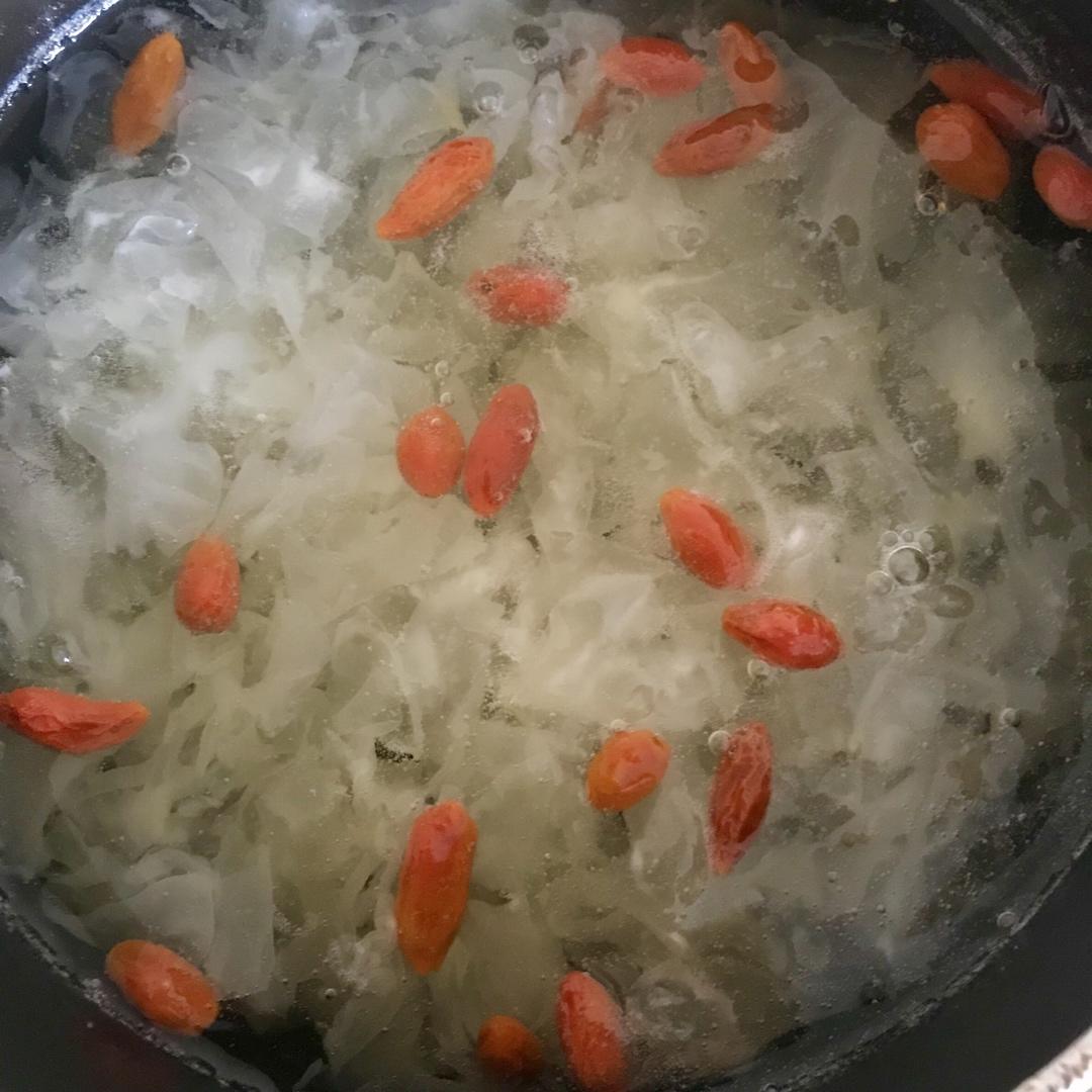 红枣银耳莲子羹（有出胶质、出胶，懒人的电压力锅版）