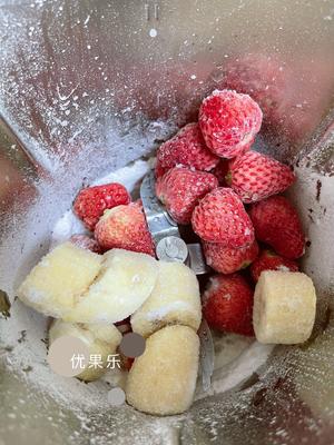 0添加无水无奶油草莓冰激凌（纯水果冰淇凌）的做法 步骤1