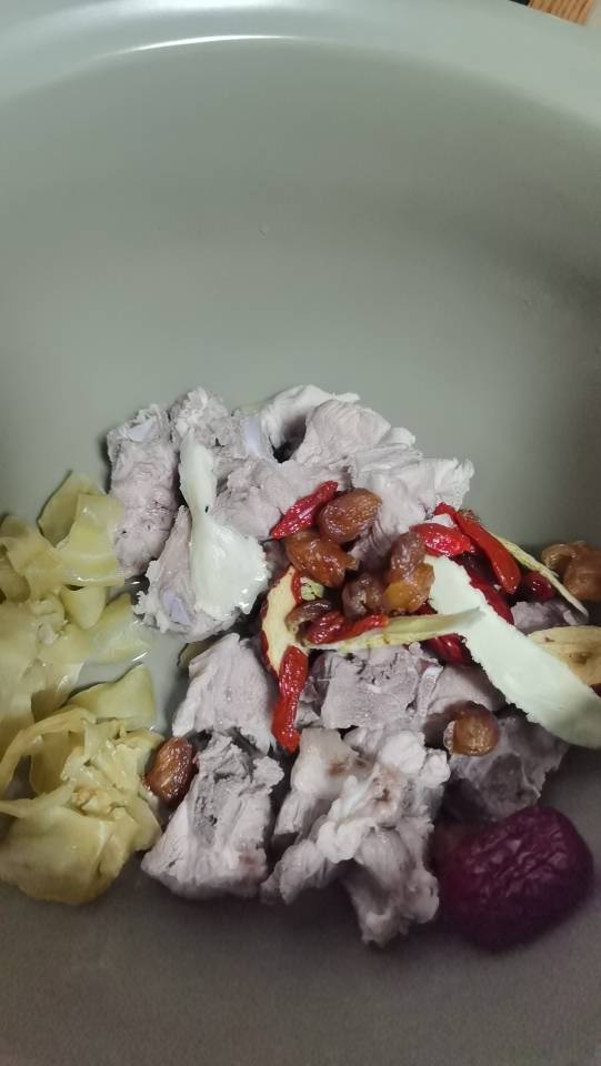 黄芪党参花胶排骨汤