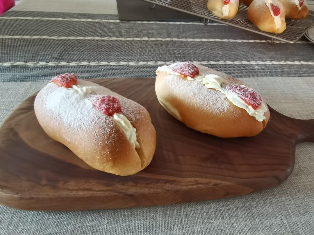 颜值奶油草莓甜心小面包