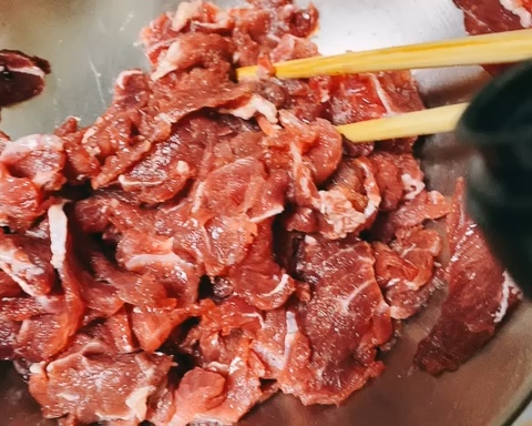 详细的腌肉贴（牛肉会很嫩）的做法 步骤6