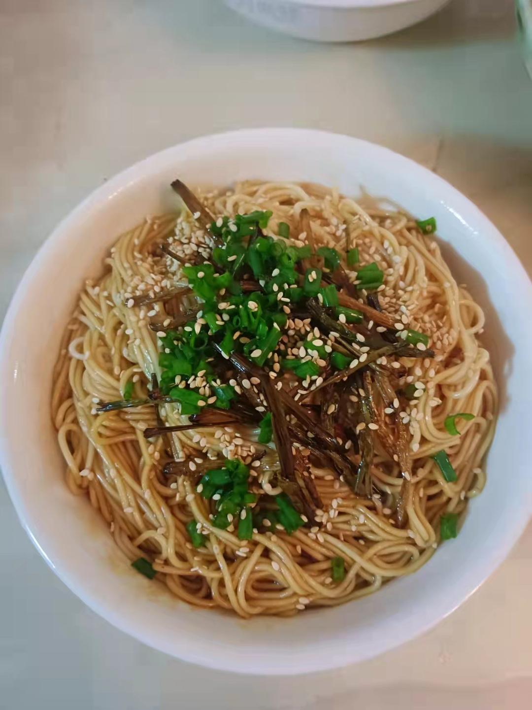 10分钟搞定 好吃到舔盘的葱油拌面