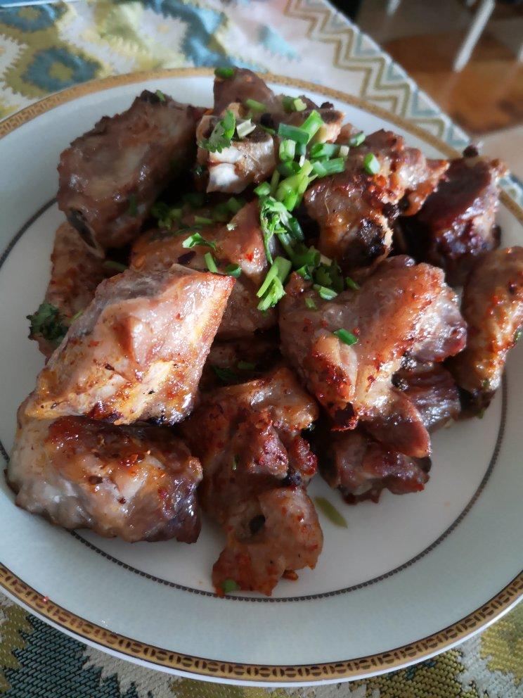 我家排骨从不红烧，加一些大蒜，出锅香喷喷，孩子吃完舔手指