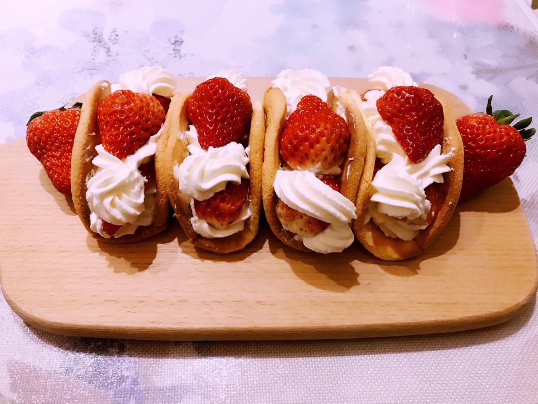韩国最热门的甜品店Le Bread Lab的草莓蛋糕卷