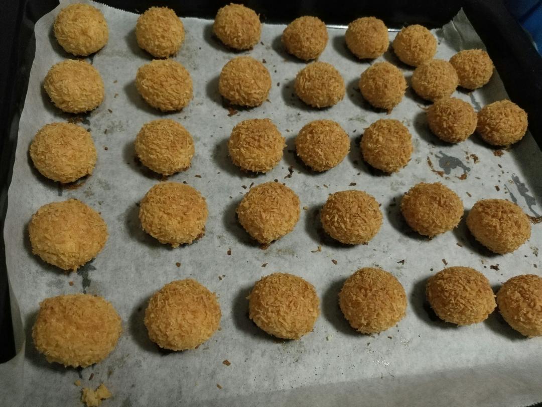 【视频】椰蓉小酥球，简单快手的童年美食（消耗蛋黄）