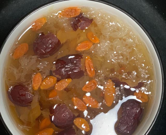 开水焖40分钟快手银耳桂圆红枣枸杞汤的做法