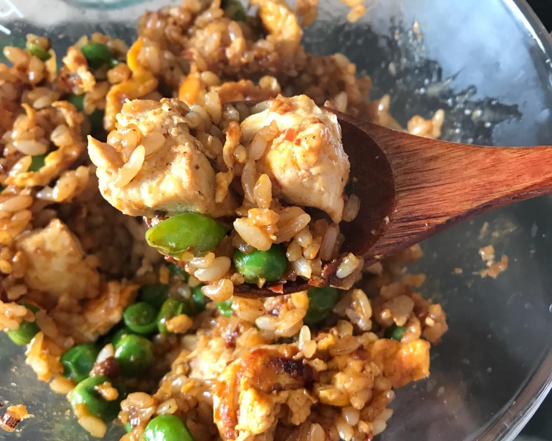 减脂又美味的鸡胸肉炒饭的做法