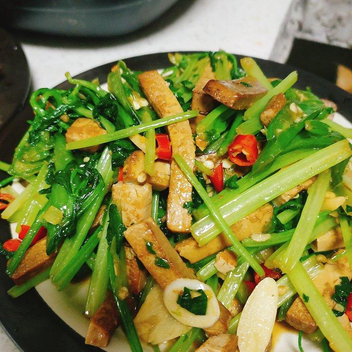 入味爆香的芹菜炒香干