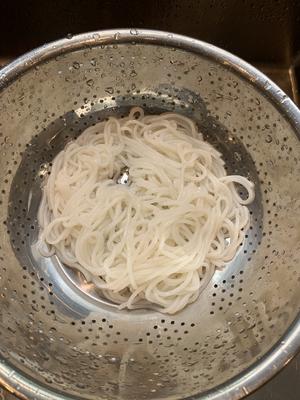 重庆酸菜肉丝米线（干米线不用泡发版）的做法 步骤6