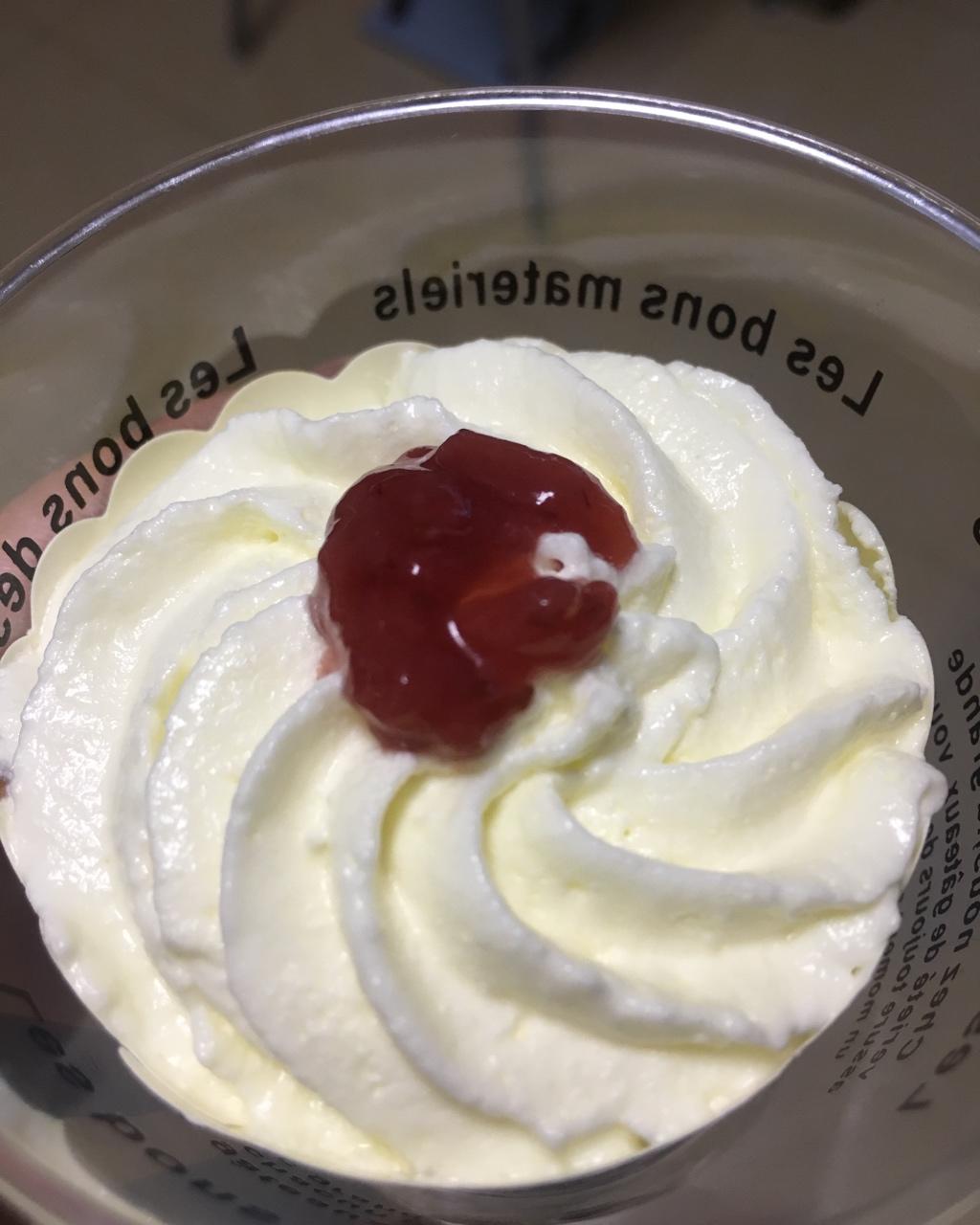 草莓奶油杯子蛋糕