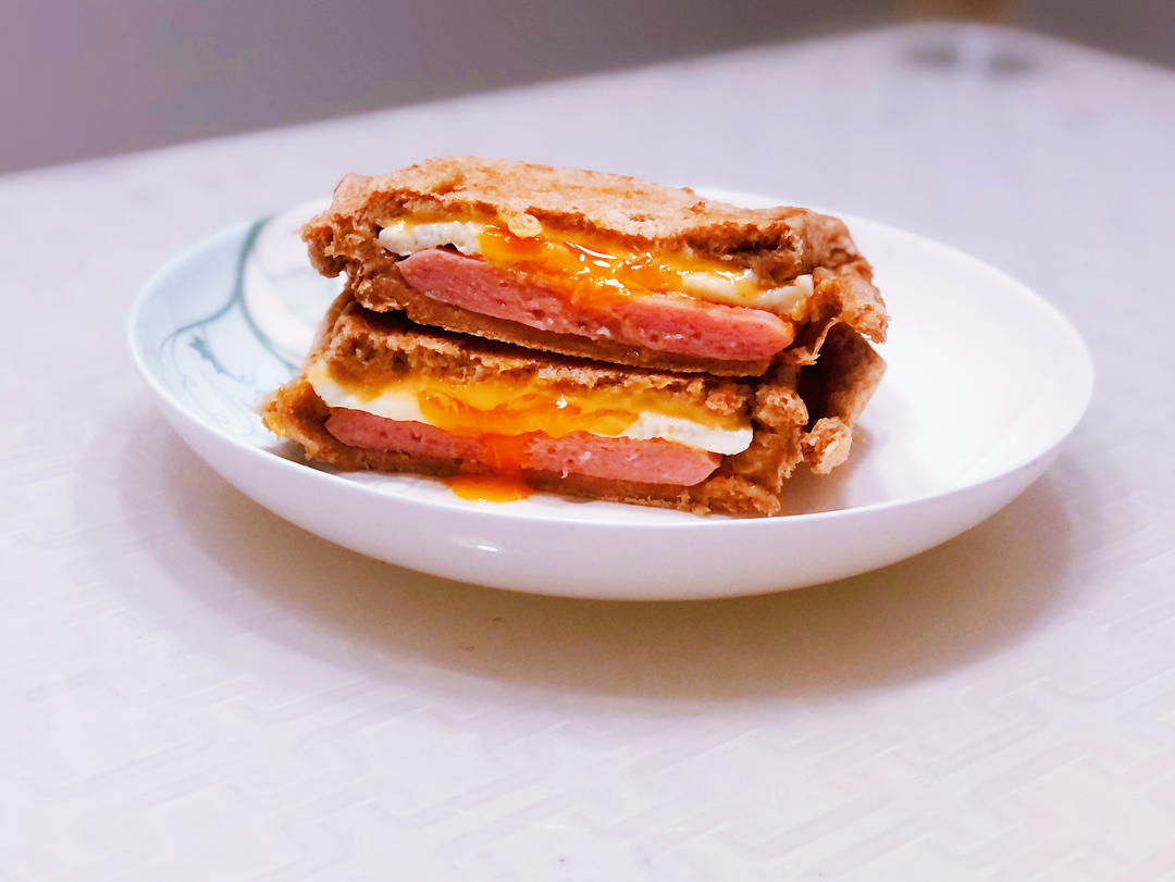 餐桌边的早餐