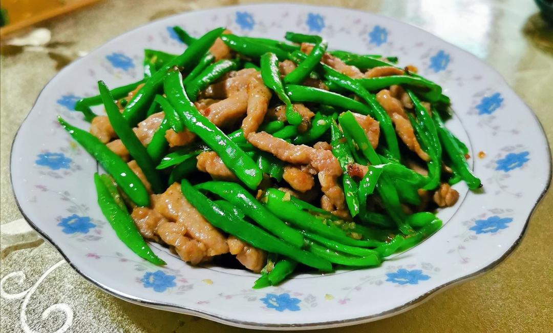 经典的家常菜，青椒炒肉丝，简单的食材也能做出如此美味