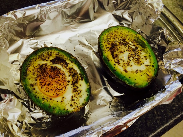 烤牛油果鸡蛋煎培根配土司