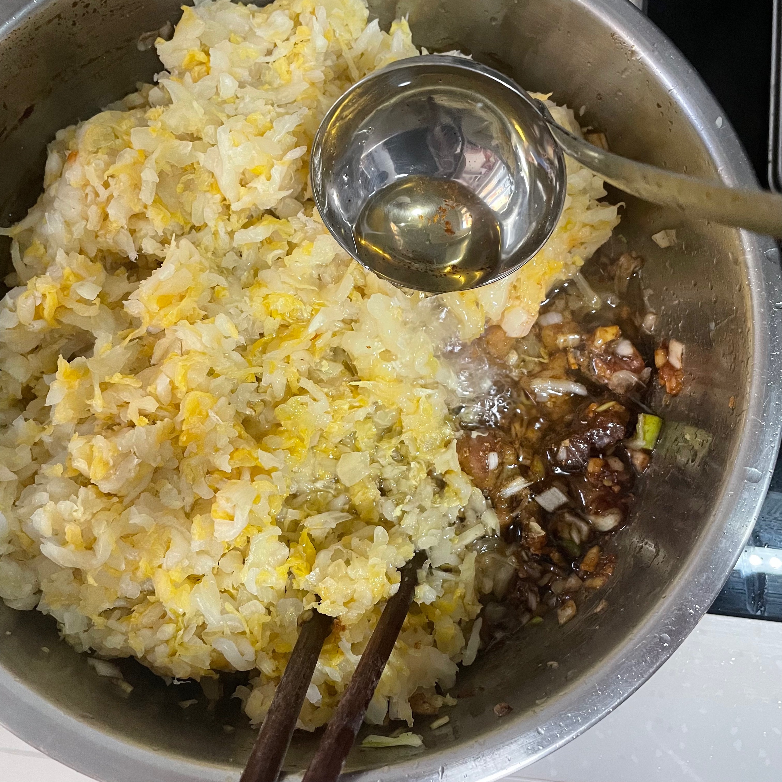 东北酸菜包子的奢豪版本——玉米面酸菜油滋了包子（附玉米面蒸饺和面方法）的做法 步骤11