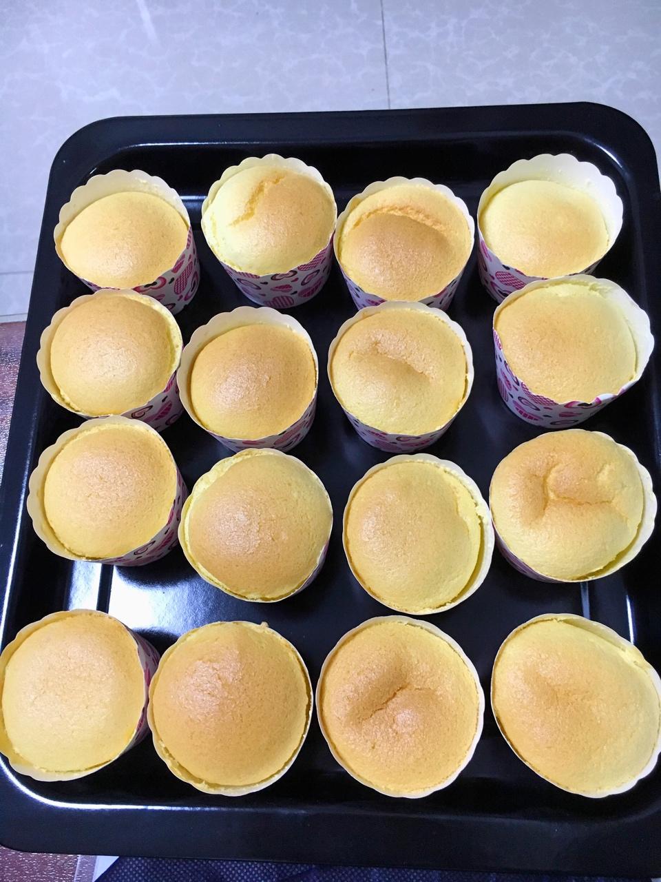 软绵绵戚风纸杯蛋糕