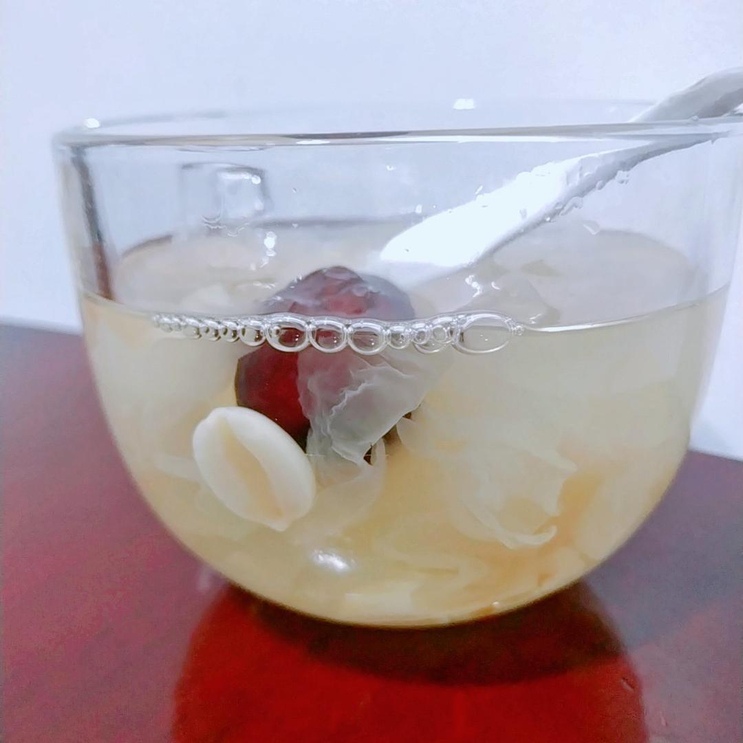 冰糖银耳莲子羹。（内附电饭煲做法）