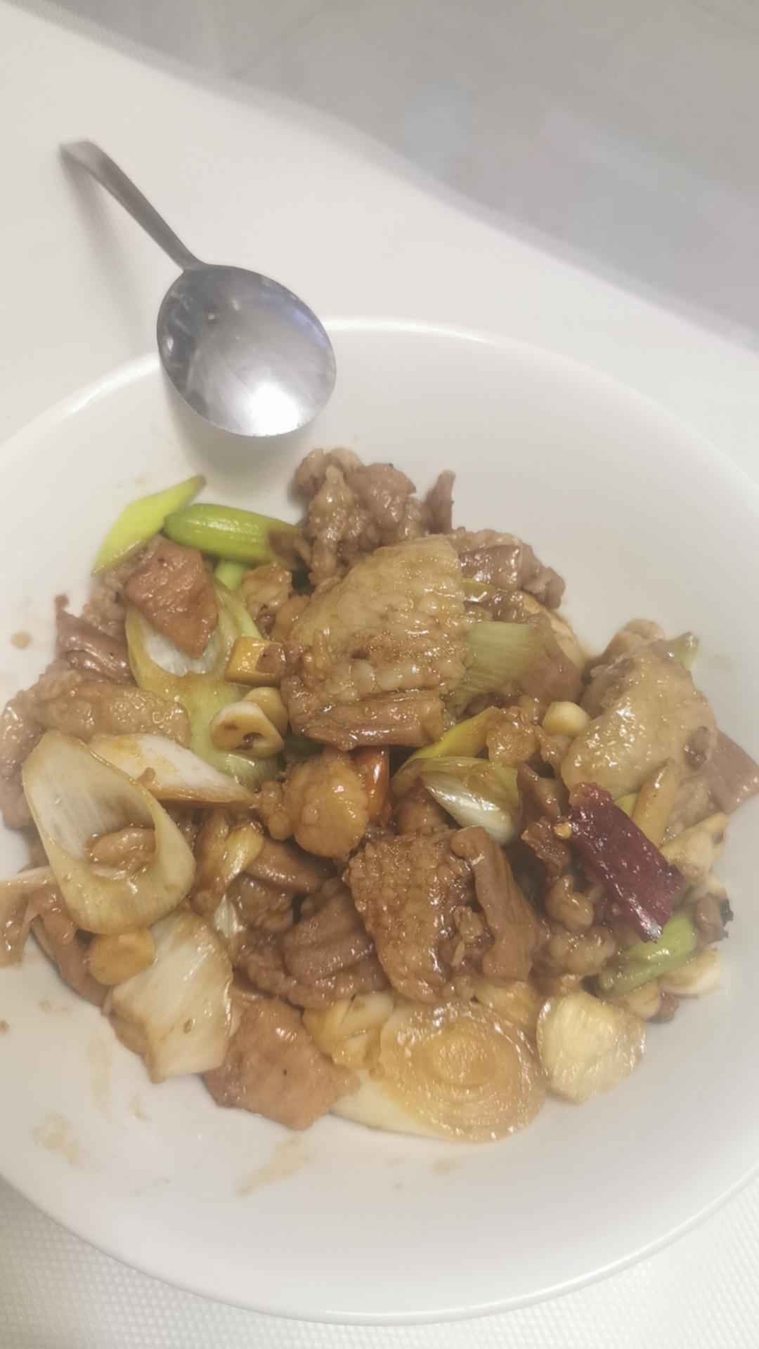 超级下饭米饭扒光光——葱爆五花肉片