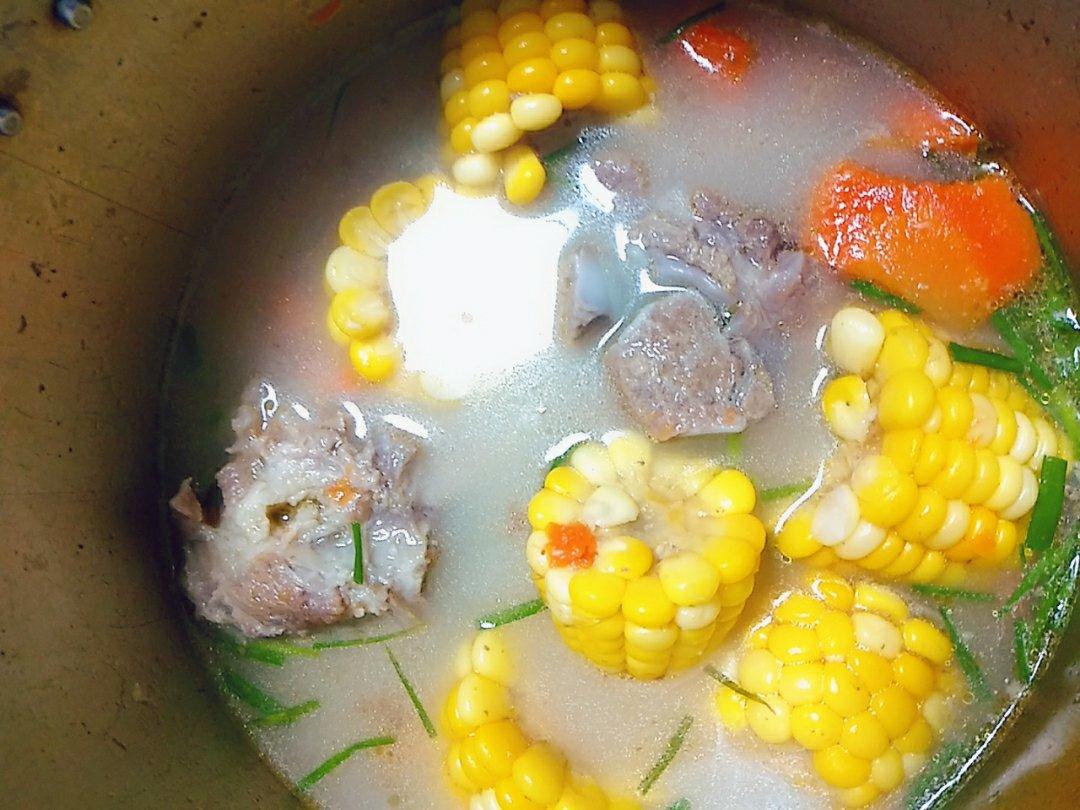 胡萝卜玉米排骨汤