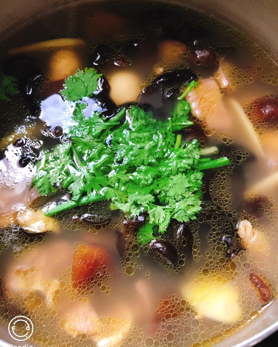 香菇炖鸡汤