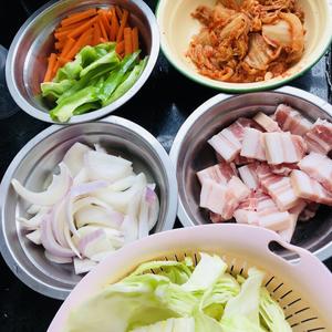 韩式泡菜五花肉炒乌冬面的做法 步骤1