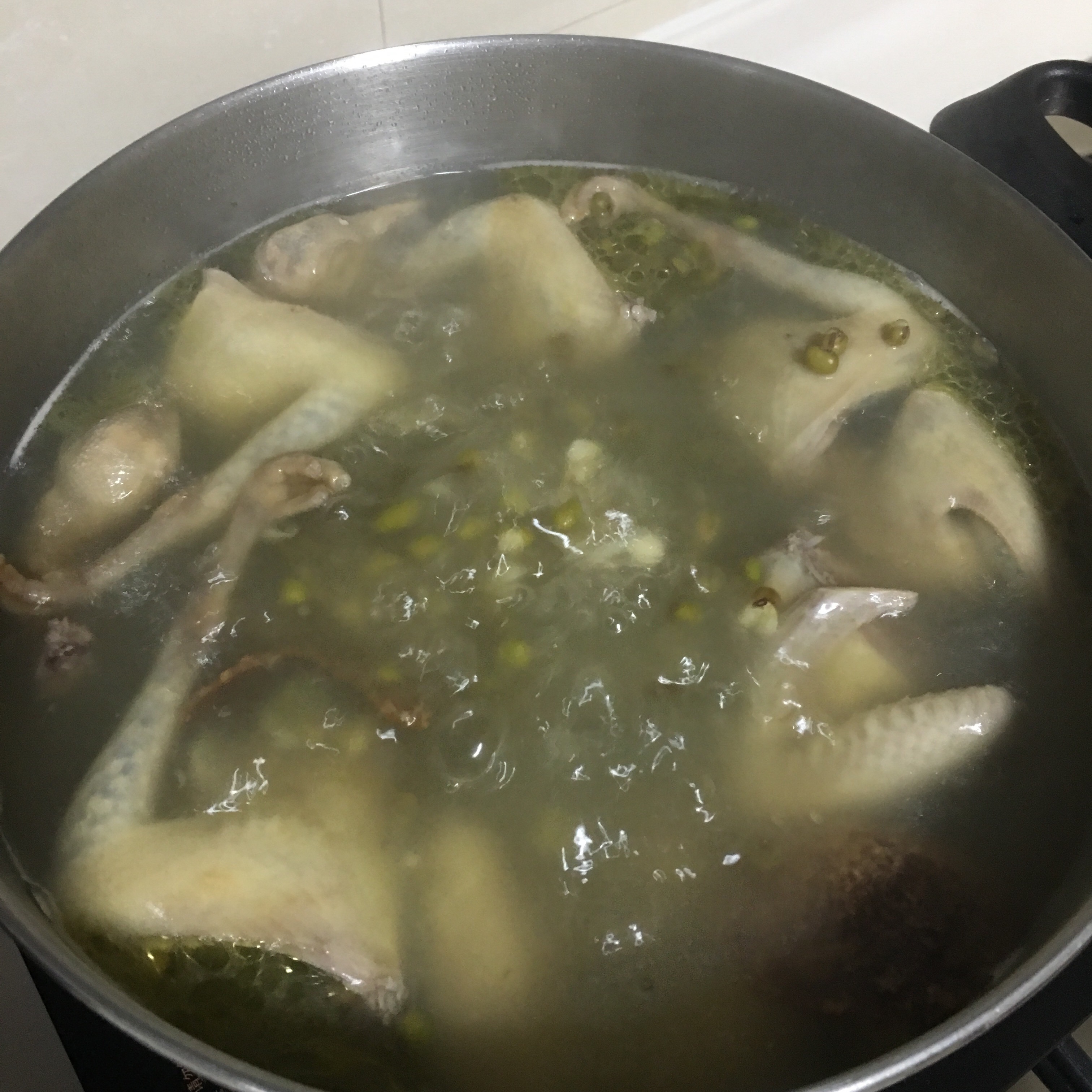 广东汤水之一                              绿豆百合陈皮白鸽汤的做法 步骤2