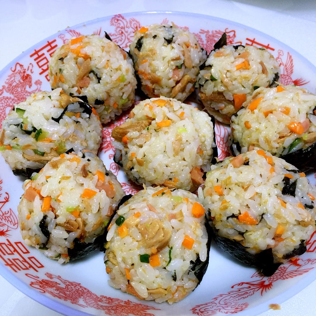 春风亲吻我似一个蛋蛋蛋蛋挞做的金枪鱼芝麻手捏饭团