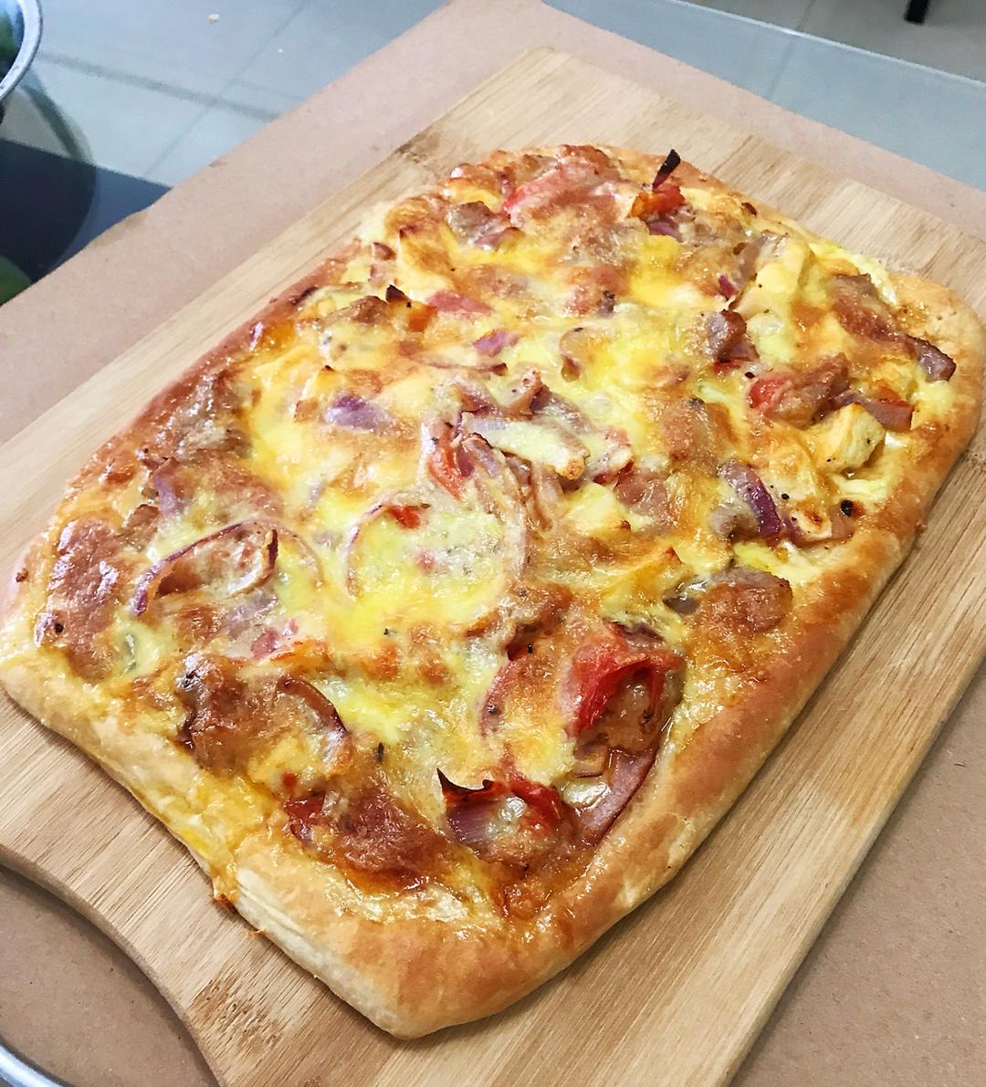 做我喜欢的美食做的正方形的大披萨