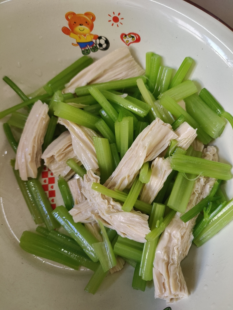 腐竹炒芹菜的做法 步骤4