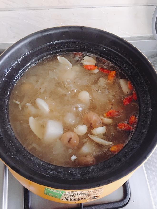 红枣银耳莲子百合雪梨汤的做法