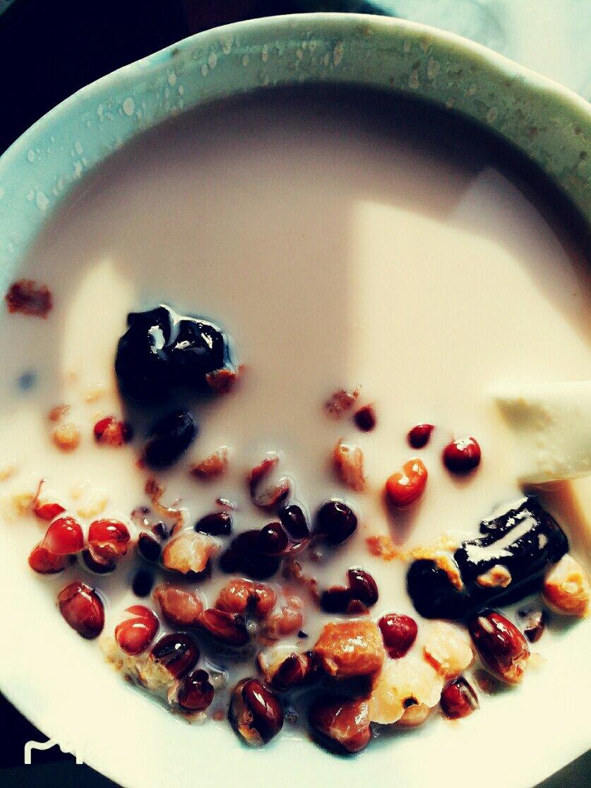 红枣红豆薏仁牛奶粥