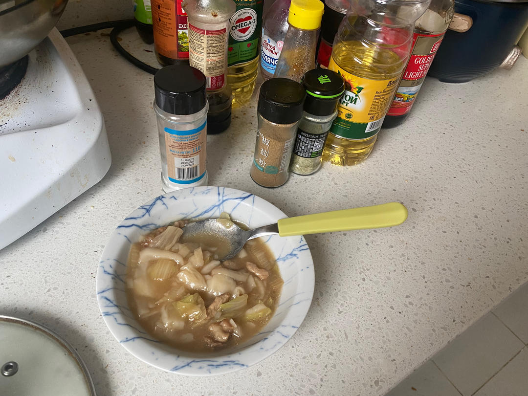 【白菜肉丝年糕汤】
