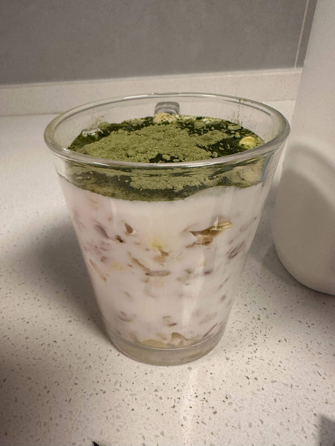 早餐：隔夜早餐酸奶燕麦杯搭配原则562kcal