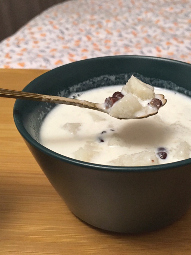 冬日甜品「芋头红豆炖牛奶」
