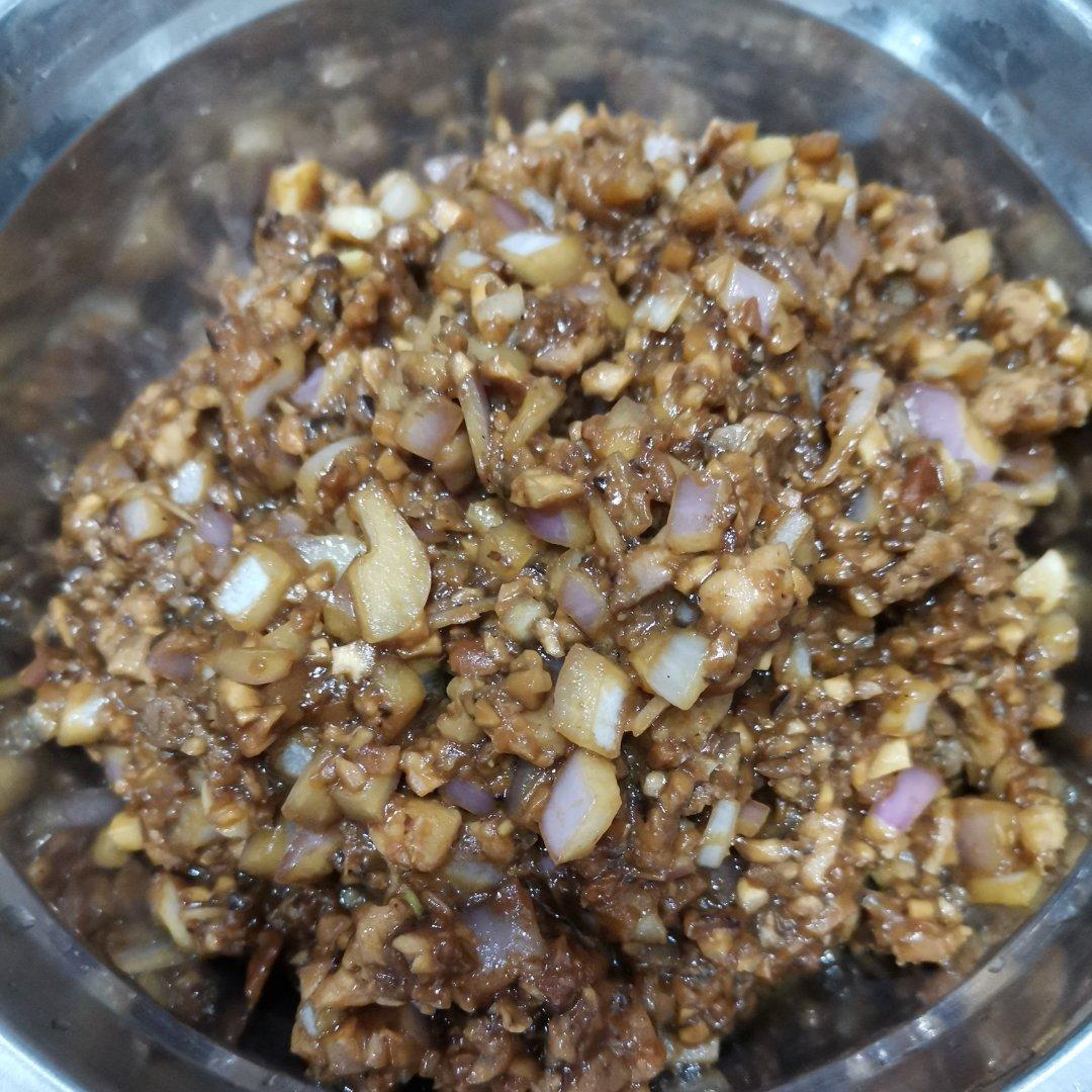 香菇鸡腿酱肉包