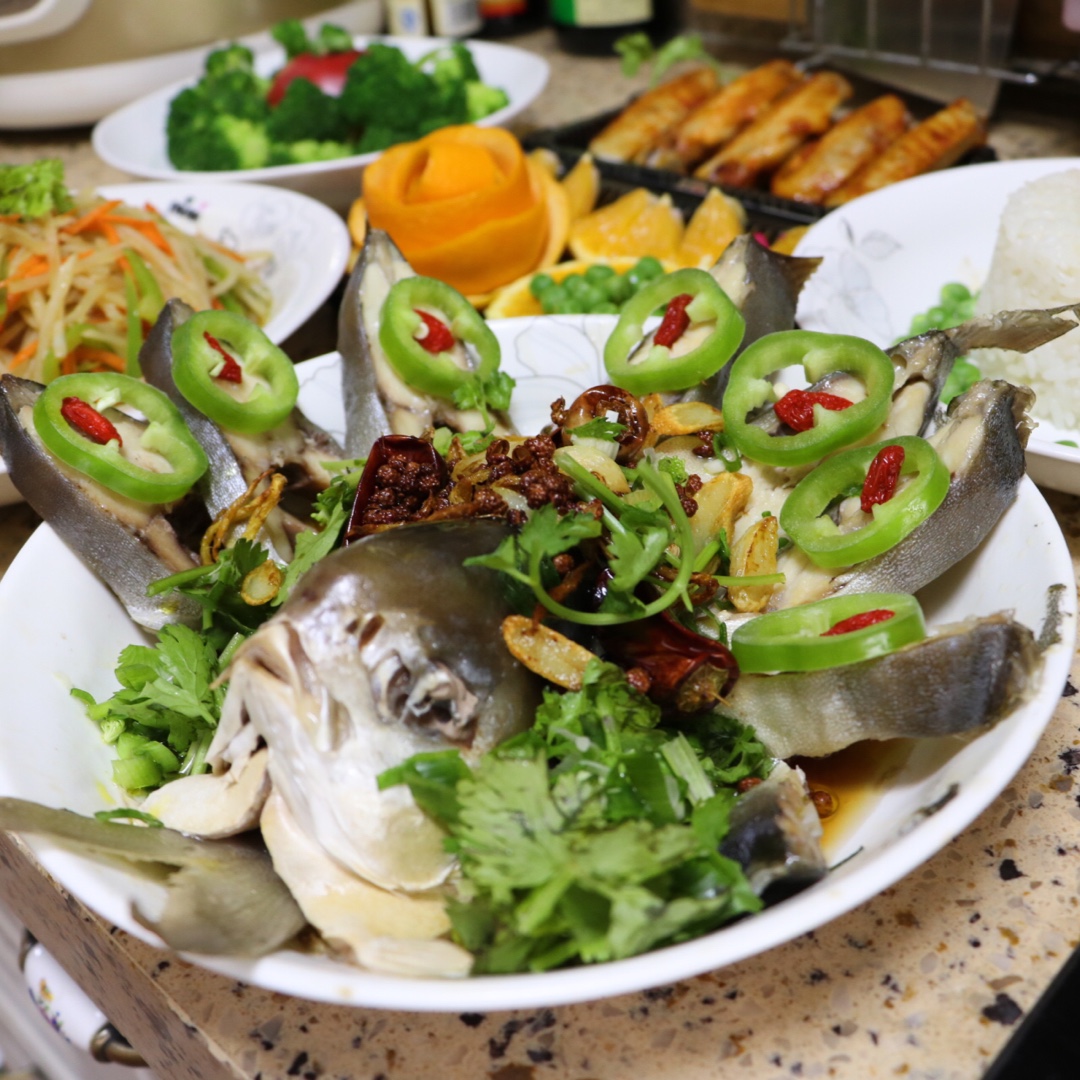 今日午餐分享：清蒸武昌鱼、香辣鸡翅、酸辣土豆丝、蚝油花菜、橙子。