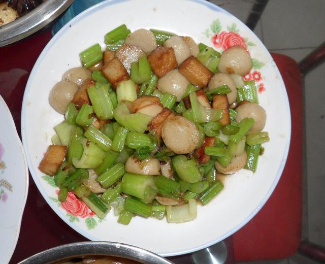 芹菜鱼豆腐（鱼丸）